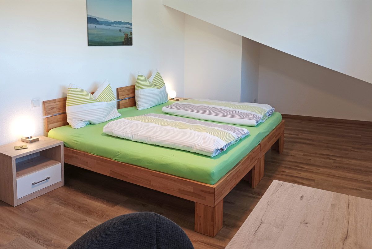 Schlafzimmer mit Doppelbett, Schreibtisch und Schrank