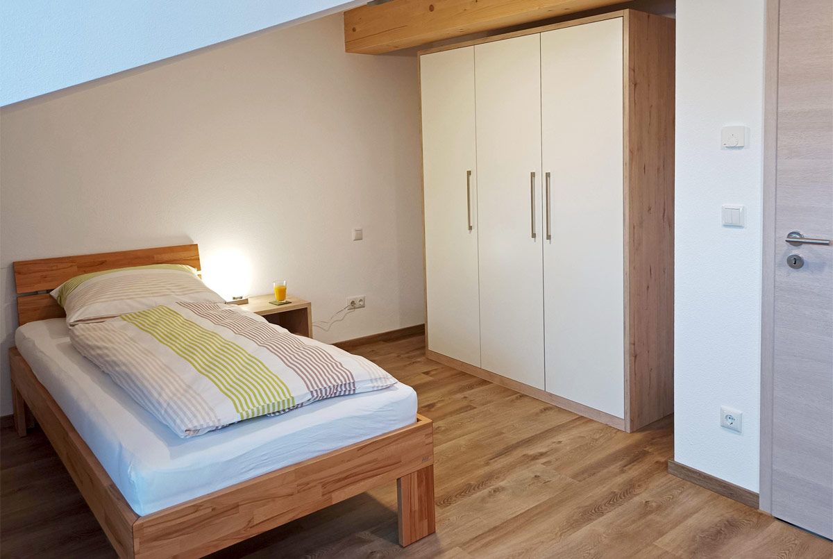 Schlafzimmer III mit Schreibtisch und Schrank