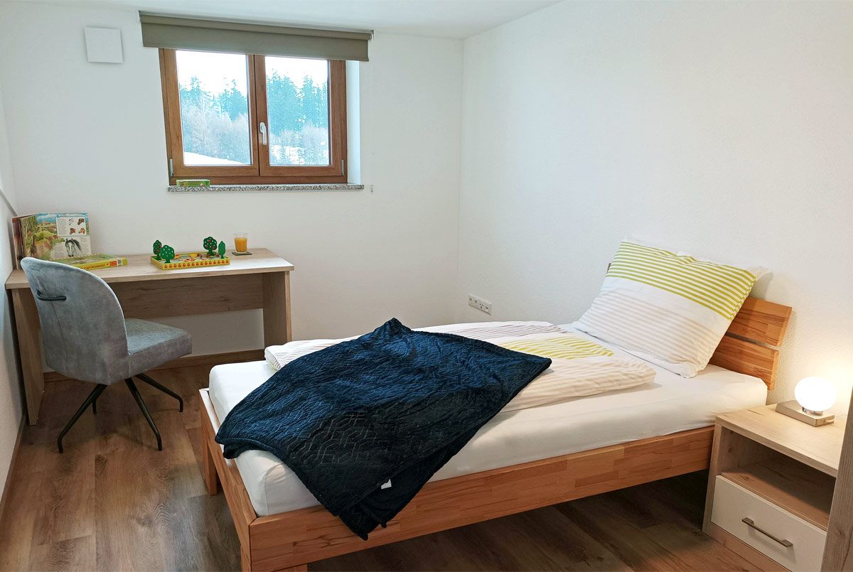 Schlafzimmer II mit Schreibtisch und Schrank